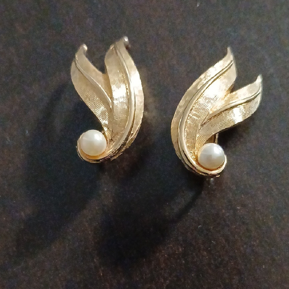 CLEAROUT‼️Vintage Gold Leaf Pearl Clip-On Earrings Costume Jewelery